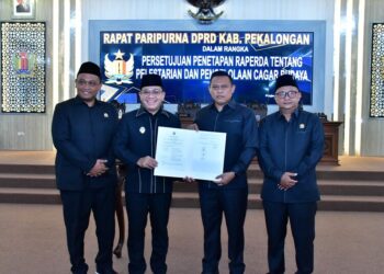 Plt. Bupati Pekalongan Sukirman bersama sejumlah Pimpinan DPRD Pekalongan melakukan serah-terima persetujuan Raperda Pelestarian dan Pengelolaan Cagar Budaya di gedung dewan setempat, Rabu, 13 Mei 2025. (Fahri Akbar/Lingkarjateng.id)