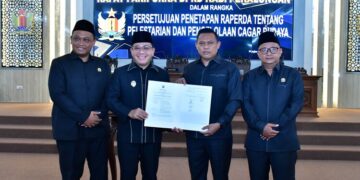 Plt. Bupati Pekalongan Sukirman bersama sejumlah Pimpinan DPRD Pekalongan melakukan serah-terima persetujuan Raperda Pelestarian dan Pengelolaan Cagar Budaya di gedung dewan setempat, Rabu, 13 Mei 2025. (Fahri Akbar/Lingkarjateng.id)
