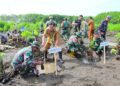 Plt Bupati Pekalongan, Sukriman, bersama Dandim 0710 Pekalongan dan jajaran saat melakukan penanaman 1.000 bibit mangrove di pesisir Desa Wonokerto Kulon, Kecamatan Wonokerto, Kabupaten Pekalongan, Senin, 25 Mei 2026. (Fahri Akbar/Lingkarjateng.id)