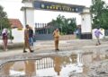 Plt. Bupati Pekalongan, Sukirman, meninjau jalan rusak di depan SMPN 1 Tirto, Kecamatan Tirto, Kabupaten Pekalongan, Senin, 4 Mei 2026. (Fahri Akbar/Lingkarjateng.id)