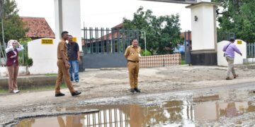Plt. Bupati Pekalongan, Sukirman, meninjau jalan rusak di depan SMPN 1 Tirto, Kecamatan Tirto, Kabupaten Pekalongan, Senin, 4 Mei 2026. (Fahri Akbar/Lingkarjateng.id)