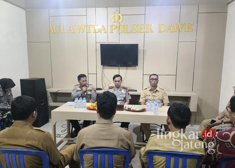 Polisi Ungkap Kronologi Tawuran Pelajar Tiga SMK di Dawe Kudus 25 Polres Kudus saat melakukan rapat koordinasi dengan pihak sekolah yang siswanya terlibat aksi tawuran di Desa Rejosari, Kecamatan Dawe, Kabupaten Kudus, Senin, 4 Mei 2026. (Nisa Hafizhotus S./Lingkarjateng.id)