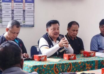Wali Kota Salatiga Robby Hernawan menyampaikan arahan kepada jajarannya di Kantor Kelurahan Kutowinangun Lor, Kecamatan Tingkir, Jumat, 22 Mei 2026. (Dok.Prokompim Setda Salatiga/Lingkarjateng.id)