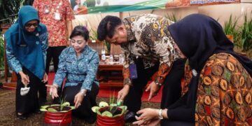 TANAM PADI: Wali Kota Salatiga Robby Hernawan (kedua kanan) bersama Ketua TP PKK Retno Robby Hernawan (ketiga kanan), menanam padi di dalam pot saat peluncuran program Sendi Laras di Tapak Hapsari, Kelurahan Mangunsari, Kecamatan Sidomukti, Kamis, 21 Mei 2026. (Prokompim Setda Salatiga/Lingkarjateng.id)