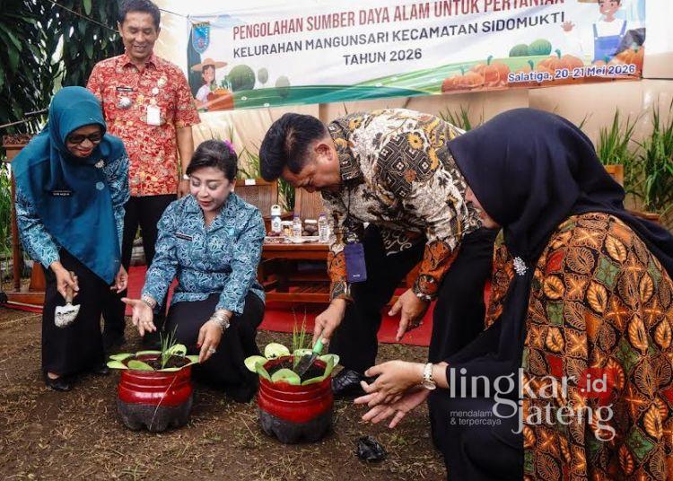 Program Sendi Laras, Pemkot Salatiga Ajak Manfaatkan Pekarangan Rumah Jadi Sawah 25 TANAM PADI: Wali Kota Salatiga Robby Hernawan (kedua kanan) bersama Ketua TP PKK Retno Robby Hernawan (ketiga kanan), menanam padi di dalam pot saat peluncuran program Sendi Laras di Tapak Hapsari, Kelurahan Mangunsari, Kecamatan Sidomukti, Kamis, 21 Mei 2026. (Prokompim Setda Salatiga/Lingkarjateng.id)