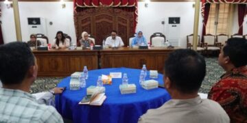 Menteri Pemberdayaan Perempuan dan Perlindungan Anak (PPPA) Arifah Fauzi saat rapat koordinasi bersama jajaran Pemerintah Kabupaten Pati di Ruang Pringgitan Pendopo Kabupaten Pati, Minggu, 3 Mei 2026. (Lingkarjateng.id)