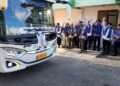 Bupati Demak Eisti’anah secara simbolis melepas bus yang membawa rombongan calon jemaah haji menuju Embarkasi Haji Donohudan Boyolali. (M. Burhanuddin Aslam/Lingkarjateng.id)