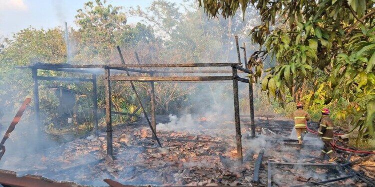 Petugas Damkar Blora saat memadamkan sisa-sisa api yang membakar rumah warga di Desa Jiworejo, Kecamatan Jiken, Kabupaten Blora, Kamis, 28 Mei 2026. (Polres Blora/Lingkarjateng.id)