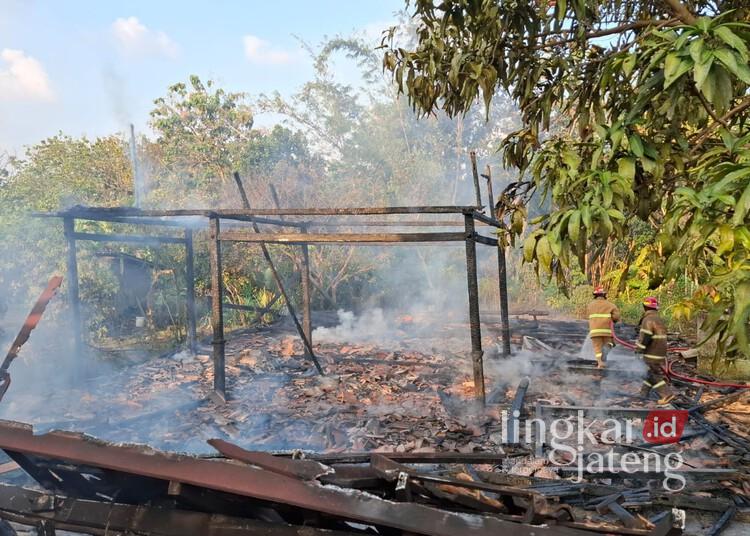 Diduga Dibakar ODGJ, Rumah di Jiken Blora Ludes Dilalap Api 25 Petugas Damkar Blora saat memadamkan sisa-sisa api yang membakar rumah warga di Desa Jiworejo, Kecamatan Jiken, Kabupaten Blora, Kamis, 28 Mei 2026. (Polres Blora/Lingkarjateng.id)