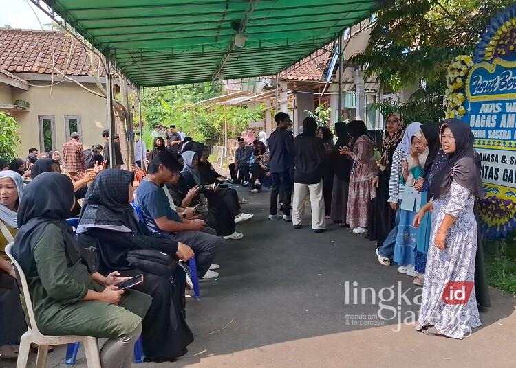 Satu Keluarga Asal Kabupaten Semarang Ditemukan Meninggal saat Wisata Glamping di Posong 25 Rumah duka korban di Desa Kebumen, Kecamatan Banyubiru, Kabupaten Semarang, Kamis, 28 Mei 2026. (Hesty Imaniar/Lingkarjateng.id)