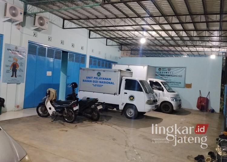 Jam Kerja Karyawan SPPG di Rembang Berkurang Imbas Anggaran MBG Dipangkas 25 Mobil penyalur MBG terparkir di SPPG Kuangsan, Kecamatan Kaliori, Kabupaten Rembang. (Vicky Rio/Lingkarjateng.id)