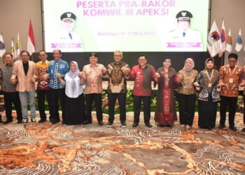Wali Kota Robby Hernawan (kelima kanan) foto bersama peserta pra-rakor APEKSI 2026 dalam gala dinner yang digelar di salah satu hotel di Salatiga, Senin, 18 Mei 2026. (Dok. Prokompim Setda Kota Salatiga/Lingkarjateng.id)