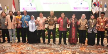Wali Kota Robby Hernawan (kelima kanan) foto bersama peserta pra-rakor APEKSI 2026 dalam gala dinner yang digelar di salah satu hotel di Salatiga, Senin, 18 Mei 2026. (Dok. Prokompim Setda Kota Salatiga/Lingkarjateng.id)