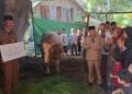 Bupati Semarang, Ngesti Nugraha, saat menyerahkan sapi kurban Presiden Prabowo ke warga Desa Duren, Kecamatan Sumowono, Selasa, 26 Mei 2026. (Hesty Imaniar/Lingkarjateng.id)