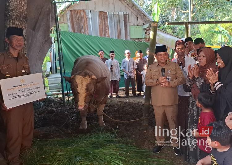 Bupati Semarang Serahkan Sapi Kurban Presiden Prabowo ke Desa Duren Sumowono 25 Bupati Semarang, Ngesti Nugraha, saat menyerahkan sapi kurban Presiden Prabowo ke warga Desa Duren, Kecamatan Sumowono, Selasa, 26 Mei 2026. (Hesty Imaniar/Lingkarjateng.id)