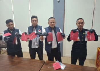 Satresnarkoba Polres Narkoba menunjukkan barang bukti kasus pengedaran obat-obatan terlarang dalam konferensi pers di Mapolres Kendal, Senin, 4 Mei 2026. (Unggul Priambodo/Lingkarjateng.id)