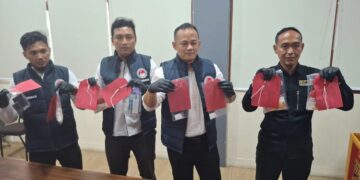 Satresnarkoba Polres Narkoba menunjukkan barang bukti kasus pengedaran obat-obatan terlarang dalam konferensi pers di Mapolres Kendal, Senin, 4 Mei 2026. (Unggul Priambodo/Lingkarjateng.id)