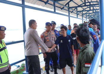 Polres Jepara saat menjemput korban kapal tenggelam di Dermaga Kartini Jepara. Foto : Dok.Polres Jepara/Lingkar