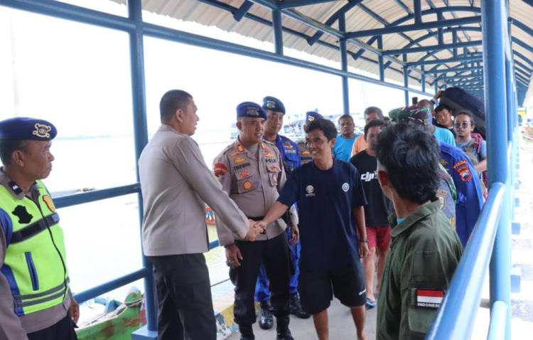 Polres Jepara Gerak Cepat Jemput dan Periksa Kesehatan ABK Korban Kapal Tenggelam di Cirebon 25 Polres Jepara saat menjemput korban kapal tenggelam di Dermaga Kartini Jepara. Foto : Dok.Polres Jepara/Lingkar
