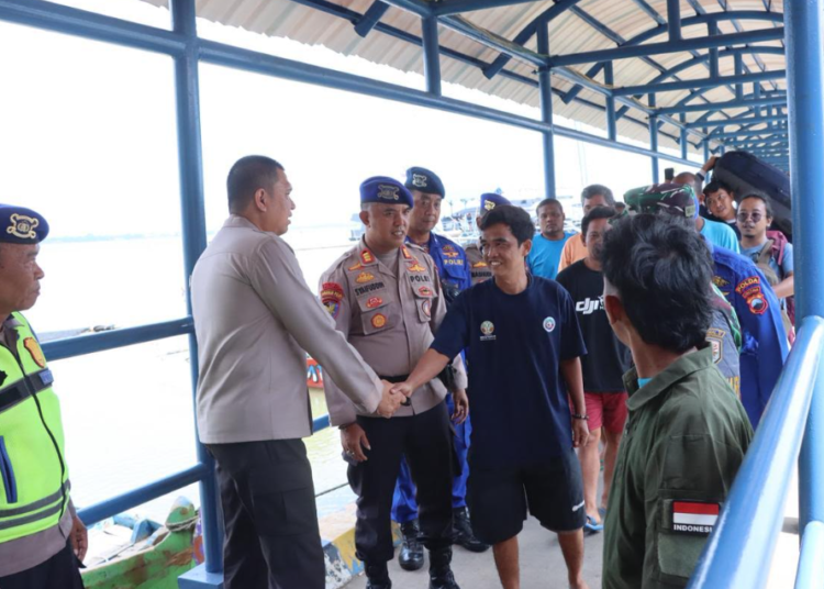 Polres Jepara Gerak Cepat Jemput dan Periksa Kesehatan ABK Korban Kapal Tenggelam di Cirebon 25 Polres Jepara saat menjemput korban kapal tenggelam di Dermaga Kartini Jepara. Foto : Dok.Polres Jepara/Lingkar