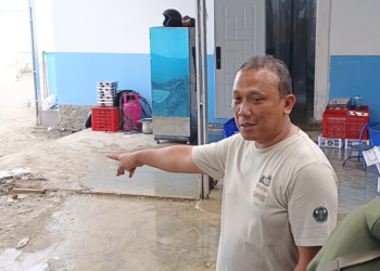 Wasono Basuki pemilik tiga dapur di Blora saat menjelaskan terkait IPAL di hadapan tim Satgas MBG Blora Foto : Eko Wicaksono for Lingkar