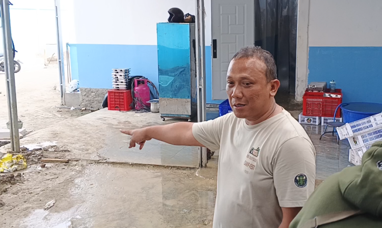 Wasono Basuki pemilik tiga dapur di Blora saat menjelaskan terkait IPAL di hadapan tim Satgas MBG Blora Foto : Eko Wicaksono for Lingkar