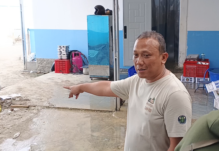 Wasono Basuki pemilik tiga dapur di Blora saat menjelaskan terkait IPAL di hadapan tim Satgas MBG Blora Foto : Eko Wicaksono for Lingkar