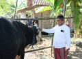 Sekda Jateng Salurkan Sapi Kurban 1,1 Ton untuk Korban Banjir Tinanding Grobogan 34 Sekda Jateng, Sumarno, saat menyerhakan bantuan sapi kurban ke Desa Tinanding, Kecamatan Godong, Kabupaten Grobogan, Rabu, 27 Mei 2026. (Humas Pemprov Jateng/Lingkarjateng.id)