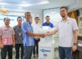 Sekda Jateng, Sumarno, menerima hibah alat penghasil air minum dari udara bernama ToyaKU dari Rektor Udinus, Pulung Nurtantio Andono, di Semarang, Selasa, 5 Mei 2026. (Humas Pemprov Jateng/Lingkarjateng.id)