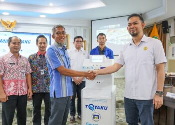 Sekda Jateng, Sumarno, menerima hibah alat penghasil air minum dari udara bernama ToyaKU dari Rektor Udinus, Pulung Nurtantio Andono, di Semarang, Selasa, 5 Mei 2026. (Humas Pemprov Jateng/Lingkarjateng.id)