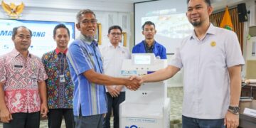 Sekda Jateng, Sumarno, menerima hibah alat penghasil air minum dari udara bernama ToyaKU dari Rektor Udinus, Pulung Nurtantio Andono, di Semarang, Selasa, 5 Mei 2026. (Humas Pemprov Jateng/Lingkarjateng.id)