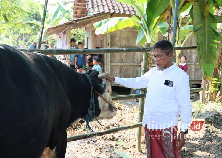 Sekda Jateng Salurkan Sapi Kurban 1,1 Ton untuk Korban Banjir Tinanding Grobogan 25 Sekda Jateng, Sumarno, saat menyerhakan bantuan sapi kurban ke Desa Tinanding, Kecamatan Godong, Kabupaten Grobogan, Rabu, 27 Mei 2026. (Humas Pemprov Jateng/Lingkarjateng.id)