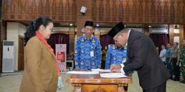 Kepala Bapenda Malang Handi Priyanto Dilantik Jadi Sekda Kota Semarang Definitif 10 Wali Kota Semarang Agustina Wilujeng Pramestuti saat melantik Kepala Bapenda Kota Malang Handi Priyanto sebagai Sekda Kota Semarang definitif di Balai Kota Semarang, pada Senin petang, 18 Mei 2026. (Syahril Muadz/Lingkarjateng.id)