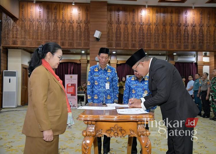 Kepala Bapenda Malang Handi Priyanto Dilantik Jadi Sekda Kota Semarang Definitif 25 Wali Kota Semarang Agustina Wilujeng Pramestuti saat melantik Kepala Bapenda Kota Malang Handi Priyanto sebagai Sekda Kota Semarang definitif di Balai Kota Semarang, pada Senin petang, 18 Mei 2026. (Syahril Muadz/Lingkarjateng.id)