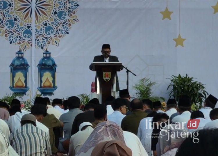Pemkot Semarang Sembelih Puluhan Hewan Kurban Hasil Gotong Royong ASN 25 Pelaksanaan sholat Idul Adha di halaman Balaikota Semarang, Rabu, 27 Mei 2026. (Syahril Muadz/Lingkarjateng.id)