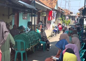 Warga melayat di rumah Tarsimi yang menjadi korban penganiayaan oleh anak kandungnya sendiri di Kelurahan Poncol, Kecamatan Pekalongan Timur, Kota Pekalongan, Senin, 11 Mei 2026. (Fahri Akbar/Lingkarjateng.id)