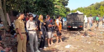 Sidak TPA Darupono, DPRD Kendal Ungkap 3 Faktor Penanganan Sampah Belum Optimal 12 Ketua Komisi C DPRD Krndal, Sisca Meritania (kedua kiiri) bersama jajaran sidak TPA Darupono pada Senin, 11 Mei 2026. (Anik Kustiani/Lingkarjateng.id)