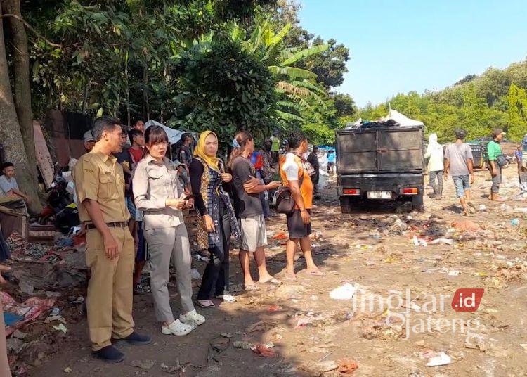 Sidak TPA Darupono, DPRD Kendal Ungkap 3 Faktor Penanganan Sampah Belum Optimal 25 Ketua Komisi C DPRD Krndal, Sisca Meritania (kedua kiiri) bersama jajaran sidak TPA Darupono pada Senin, 11 Mei 2026. (Anik Kustiani/Lingkarjateng.id)