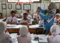 SE Mendikdasmen Soal Guru Non-ASN, Disdik Jateng Terapkan Skema Guru Tamu 34 ILUSTRASI: Guru menyampaikan materi pelajaran kepada siswa dalam kegiatan belajar mengajar di SDN Pekunden, Semarang, Jawa Tengah. (Antara/Lingkarjateng.id)