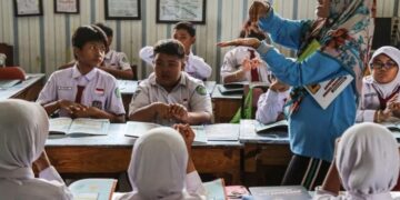 SE Mendikdasmen Soal Guru Non-ASN, Disdik Jateng Terapkan Skema Guru Tamu 16 ILUSTRASI: Guru menyampaikan materi pelajaran kepada siswa dalam kegiatan belajar mengajar di SDN Pekunden, Semarang, Jawa Tengah. (Antara/Lingkarjateng.id)