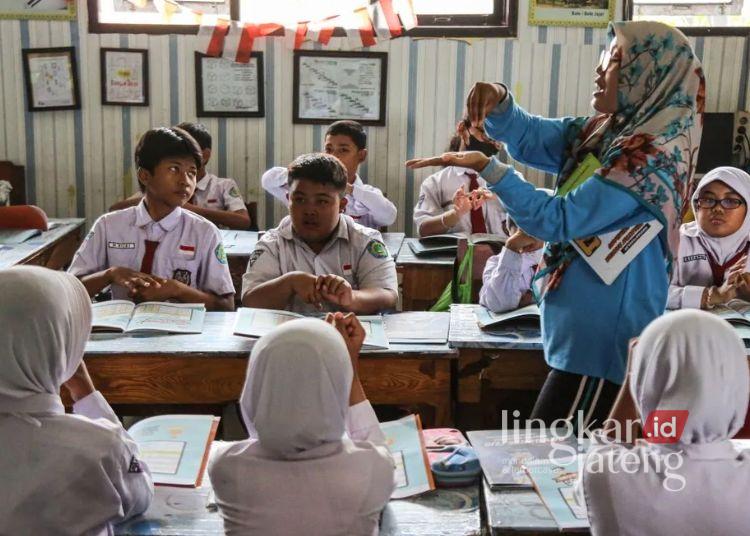 SE Mendikdasmen Soal Guru Non-ASN, Disdik Jateng Terapkan Skema Guru Tamu 25 ILUSTRASI: Guru menyampaikan materi pelajaran kepada siswa dalam kegiatan belajar mengajar di SDN Pekunden, Semarang, Jawa Tengah. (Antara/Lingkarjateng.id)