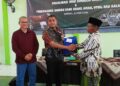 Kepala DPP Kendal, Pandu Rapriat Rogojati, menyerahkan peralatan penyembelihan hewan kurban secara simbolis kepada salah satu juru sembelih, Selasa, 12 Mei 2026. (Anik Kustiani/Lingkarjateng.id)