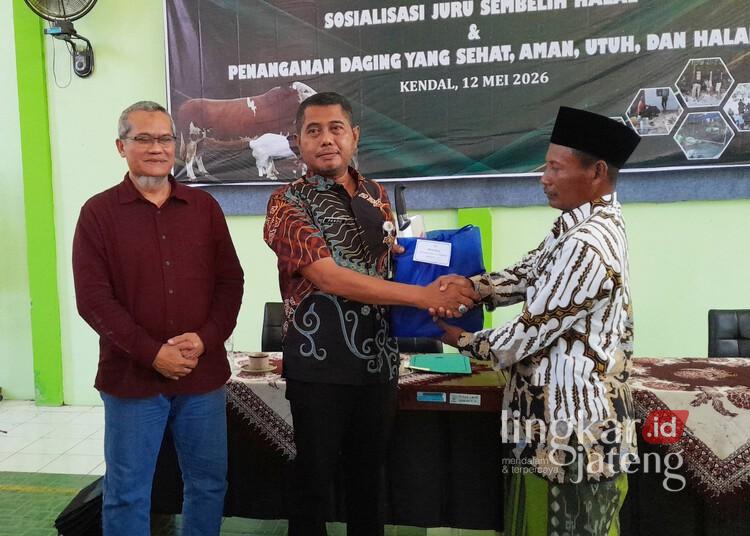 Jelang Idul Adha, Juru Sembelih di Kendal Dibekali Pemotongan Hewan Kurban Sesuai Syariat 25 Kepala DPP Kendal, Pandu Rapriat Rogojati, menyerahkan peralatan penyembelihan hewan kurban secara simbolis kepada salah satu juru sembelih, Selasa, 12 Mei 2026. (Anik Kustiani/Lingkarjateng.id)