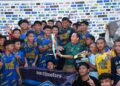 Plt Bupati Pekalongan, Sukirman, berfoto bersama tim SMK Muhammadiyah Bligo yang menjadi juara dalam turnamen Sepak Bola Pelajar Sinangohprendeng Cup 2026 di Lapangan Sinangohprendeng, Kecamatan Kajen, Kabupaten Pekalongan, pada Sabtu sore, 16 Mei 2026. (Fahri Akbar/Lingkarjateng.id)