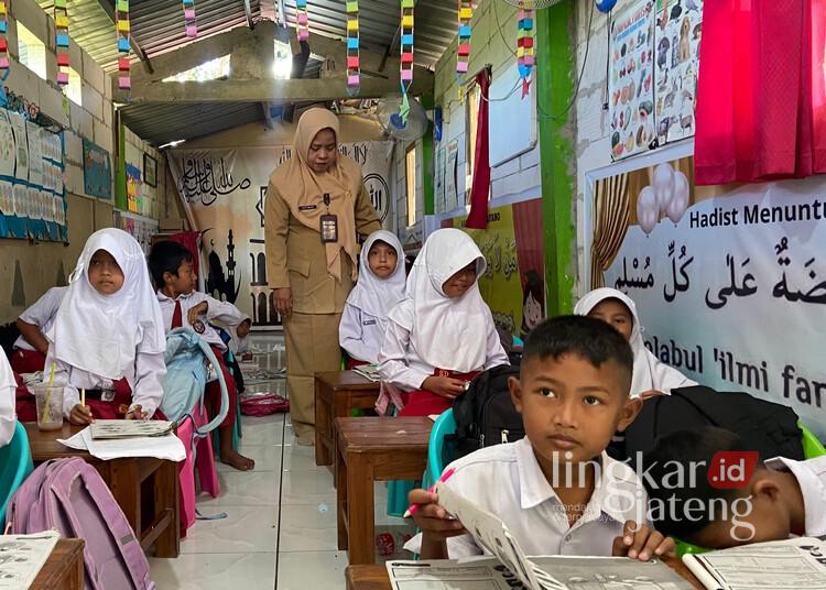 Kisah Sutimah, Guru SD di Kudus Rela PP dari Boyolali Selama 15 Tahun 25 Sutimah saat mengajar siswa SDN 7 Getassrabi, Kabupaten Kudus. (Ahmad Abror/Lingkarjateng.id)