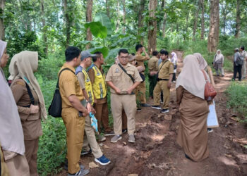Tim DLH Batang meninjau lahan untuk proyek pembangunan TPST Sentul di Kecamatan Gringsing, Kabupaten Batang. (Humas Pemkab Batang/Lingkarjateng.id)