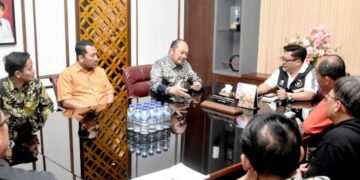 Tak Perlu ke Semarang, Warga Salatiga Segera Bisa Urus Paspor di MPP 11 AUDIENSI: Wali Kota Salatiga Robby Hernawan saat menerima kunjungan kerja Kantor Imigrasi Kelas I Khusus TPI Semarang di ruang kerjanya, Jumat, 8 Mei 2026. (Prokompim Setda Salatiga/Lingkarjateng.id)