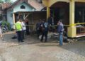 Teror Bom Molotov di Kudus, Rumah Warga Sambung Jadi Sasaran 35 Polisi dan warga mengamankan rumah korban serangan bom molotov di Gang 8 RT 03/RW 02 Desa Sambung, Kecamatan Undaan, Kabupaten Kudus pada Jumat, 22 Mei 2026. (Fahtur Rohman/Lingkarjateng.id)
