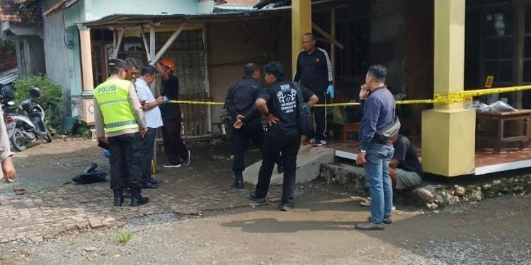 Polisi dan warga mengamankan rumah korban serangan bom molotov di Gang 8 RT 03/RW 02 Desa Sambung, Kecamatan Undaan, Kabupaten Kudus pada Jumat, 22 Mei 2026. (Fahtur Rohman/Lingkarjateng.id)
