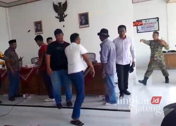 Dinpermades Demak Dipanggil DPRD Buntut Polemik Seleksi Perangkat Desa Sukodono 25 Sosialisasi tes perangkat desa yang berujung kegaduhan di Desa Sukodono, Kecamatan Bonang, Kabupaten Demak, Jumat, 15 Mei 2026. (M. Burhanuddin Aslam/Lingkarjateng.id)